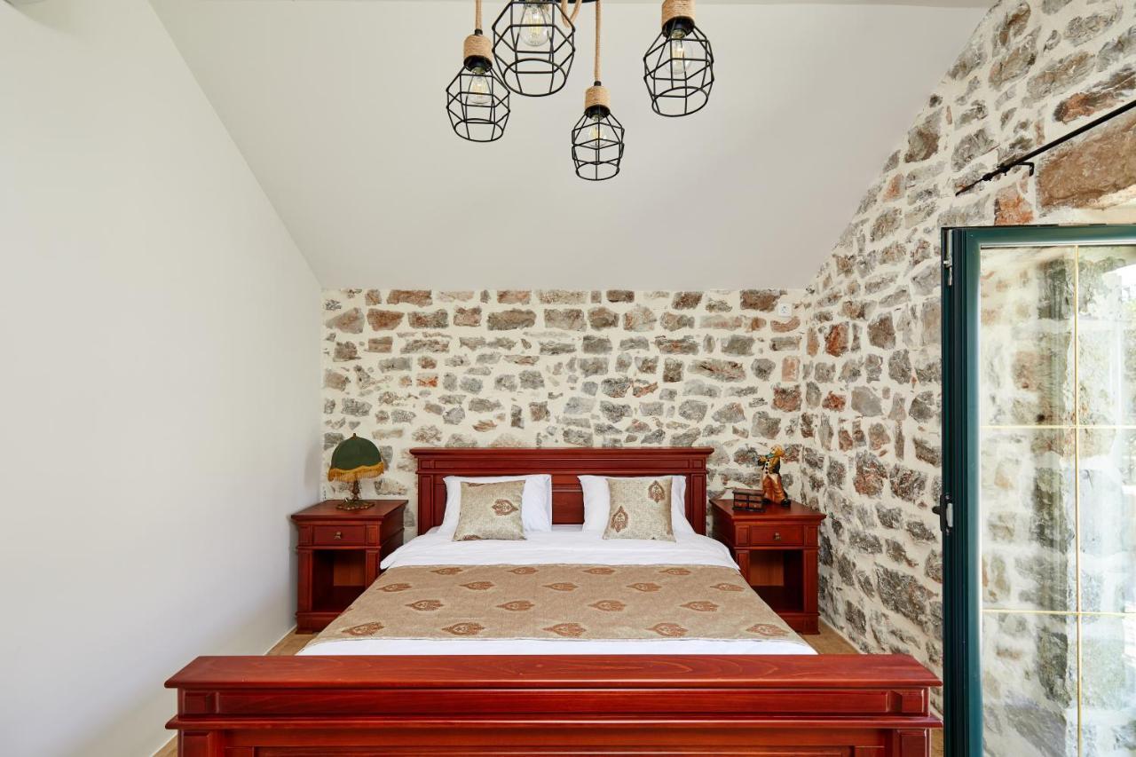 Chateau Du Soleil Villas Tivat Exterior photo