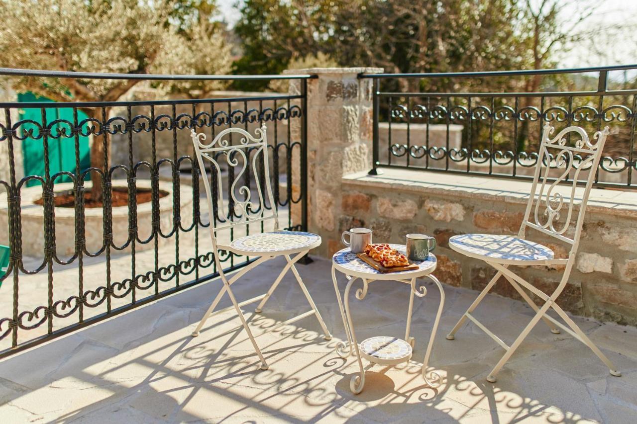 Chateau Du Soleil Villas Tivat Exterior photo