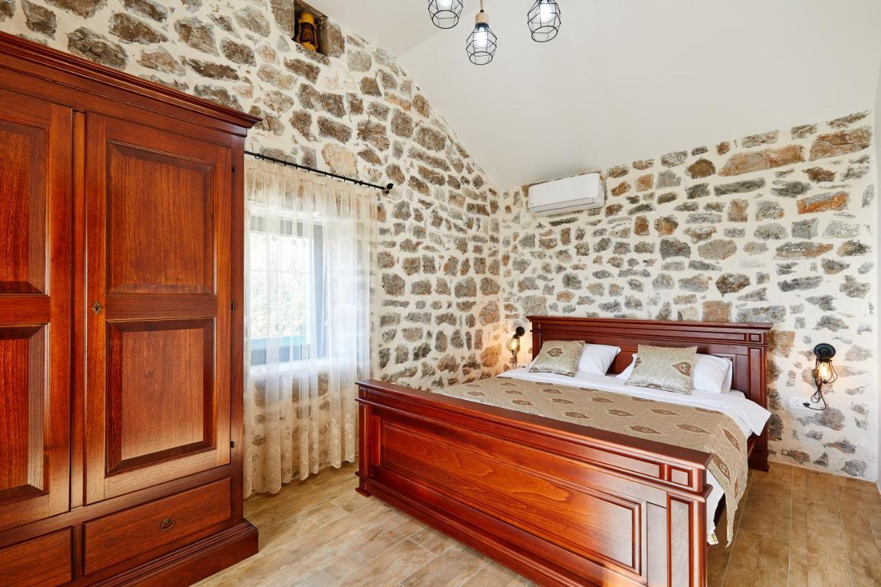 Chateau Du Soleil Villas Tivat Exterior photo