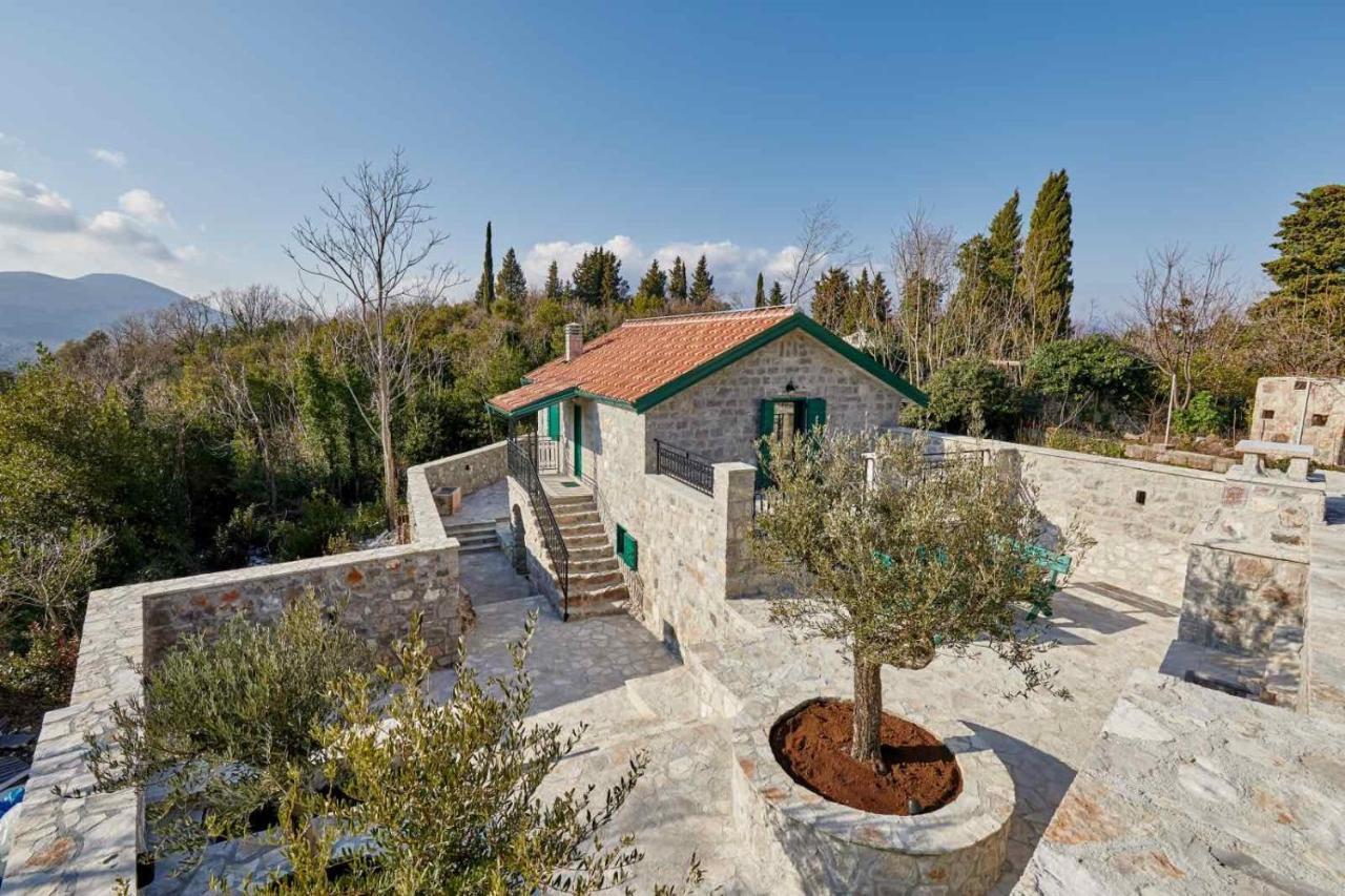 Chateau Du Soleil Villas Tivat Exterior photo